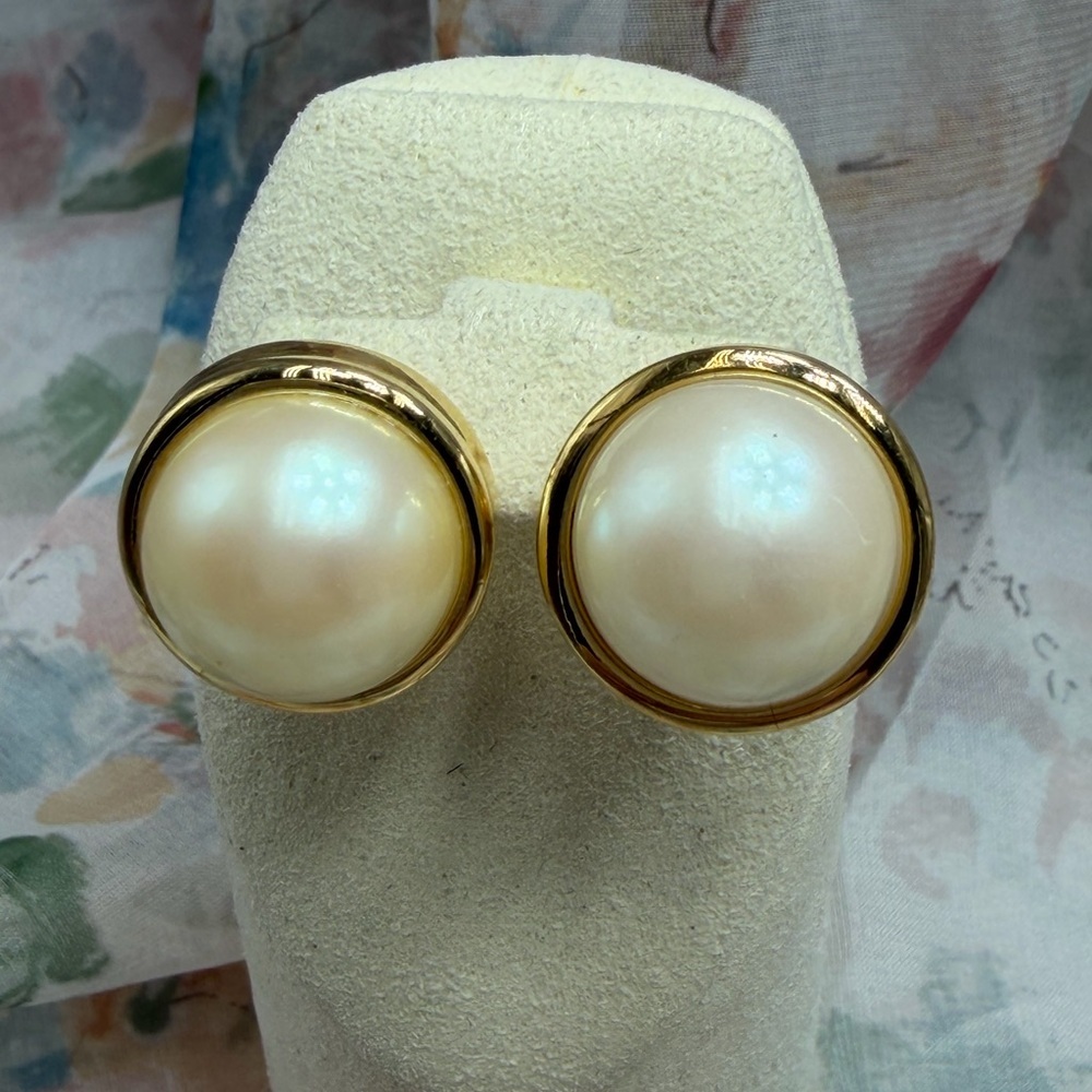 Nina Ricci Gold-Tone Cream Pearl Dome Lever back Earrings #316